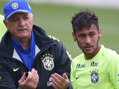 Scolari dá instruções para Neymar.
