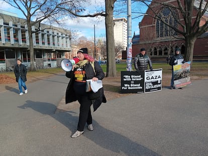 Activistas propalestinos, este miércoles en el campus de Harvard.