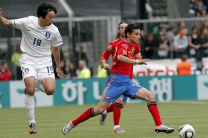 Jesús Navas se marcha de un rival coreano durante el partido de ayer.