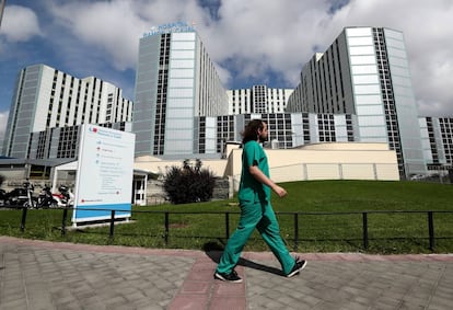 Un trabajador sanitario pasa ante la fachada del Hospital Ramón y Cajal.