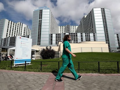 Un trabajador sanitario pasa ante la fachada del Hospital Ramón y Cajal. 