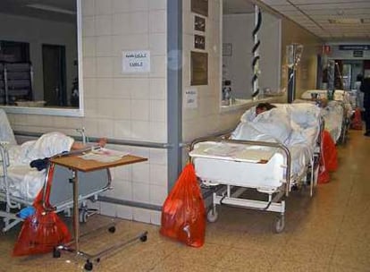 Pacientes ingresados en los pasillos de urgencias del hospital de La Paz.