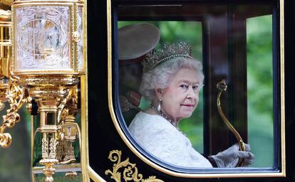 Isabel II, en su carroza.