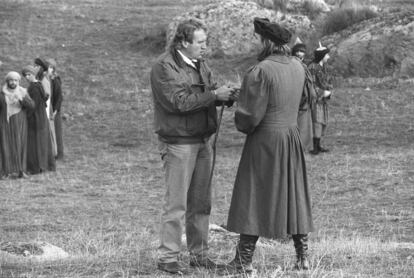 El actor Gerard Depardieu (d) conversa con el director Ridley Sott (i), durante el rodaje de la película "Colón", en Cáceres, en 1991.