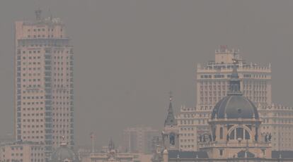 Vista de la plaza de España y la catedral de la Almudena, este martes en Madrid.