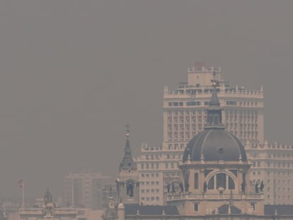 Vista de la plaza de España y la catedral de la Almudena, este martes en Madrid.