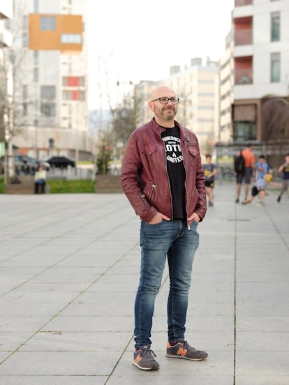 David Brea, presidente de la asociación de vecinos Zabalgana Batuz, en la plaza de Labastida, el corazón del barrio.