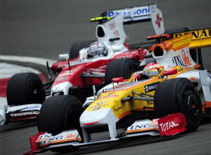 Fernando Alonso adelanta a Glock (Toyota) en el Gran Premio de Alemania del domingo.