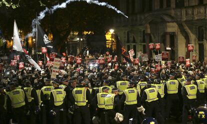 Los manifestantes lanzaron antorchas y botellas a la policía durante la 'Bonfire Night', celebrada en la noche del jueves en Londres.