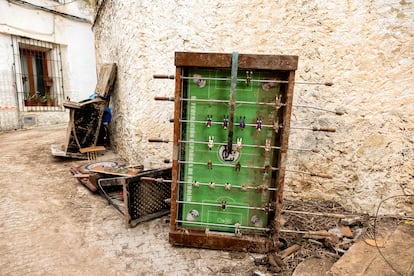 Un futbolín deteriorado por el agua, en una calle de Letur.