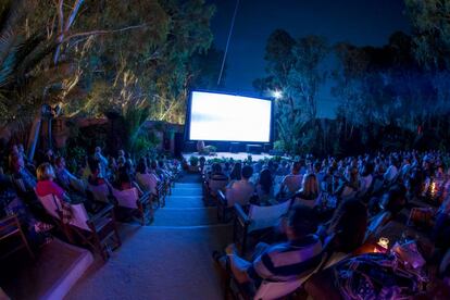 Proyección en el Kamari Cinema, en la isla griega de Santorini.