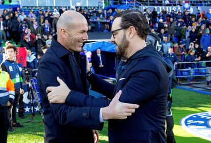 El entrenador del Real Madrid, Zinedine Zidane y el del Getafe, José Bordalás, se saludan antes del comienzo del partido.