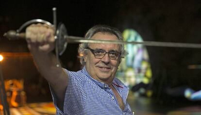 Joan Lluís Bozzo, director de 'Scaramouche' blande la espada en el escenario.