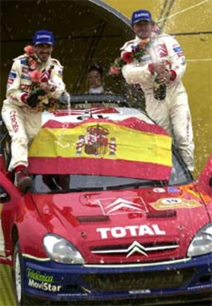 Carlos Sainz (dcha) y su copilto Marc Marti celebran su victoria en el Rally de Turquía.