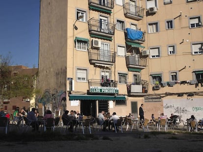 Terraza del bar Los Pinchos, en la plaza de Almodóvar.