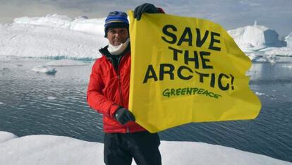 Alejandro Sanz, con la pancarta de Greenpeace en el Ático.