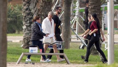 El actor Antonio Banderas (de blanco) durante el rodaje en la playa de La Misericordia de Málaga de la serie 'Genius: Picasso', producida por National Geographic y Fox 21.