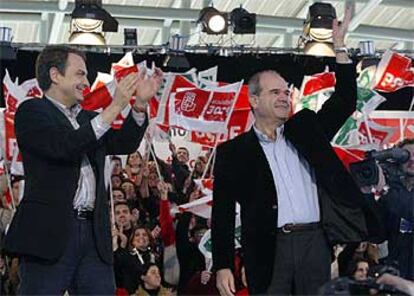 Chaves y Zapatero han estado juntos esta mañana en un acto electoral en el Velódrom de Dos Hermanas, en Sevilla. Tras esta primera cita de la mañana, por la tarde el líder socialista 'compite' con Rajoy en Pamplona, el único lugar en el que coincidirán ambos a lo largo de la campaña.