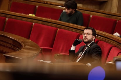 El vicepresidente de la Generalitat y consejero de Economía, Pere Aragonès, durante el pleno del Parlament de este viernes. EFE/Job Vermeulen