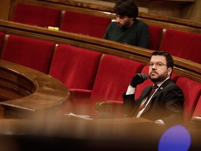 El vicepresidente de la Generalitat y consejero de Economía, Pere Aragonès, durante el pleno del Parlament de este viernes. EFE/Job Vermeulen