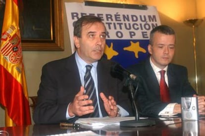 El ministro del Interior, José Antonio Alonso, (izquierda) y el secretario de Estado de Seguridad, Antonio Camacho, en su comparecencia de hoy ante la prensa.