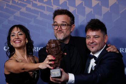 Los directores Raúl de la Fuente y Amaia Ramírez posan con el Goya a mejor cortometraje documental por 'Maldita'.
