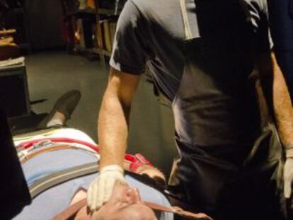 Michael C. Hall, como Dexter Morgan y Enver Gjokaj, como Viktor, en la séptima temporada de la serie.