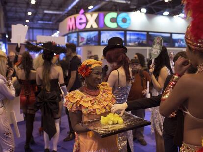 Una mujer vestida con un atuendo tradicional colombiano, este viernes en Fitur.