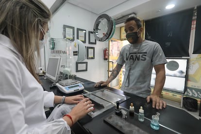 Daniel Rodríguez brings in a gold earring to La Milla de Oro in Alcorcón (Madrid).