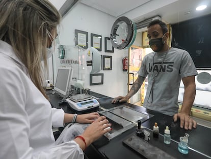 Daniel Rodríguez brings in a gold earring to La Milla de Oro in Alcorcón (Madrid).