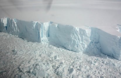 Borde de la plataforma Wilkins en la Antártida, a punto de fracturarse en enero de 2009.