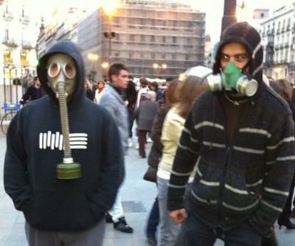 Dos de los participantes en el 'flashmob' en la Puerta del Sol.