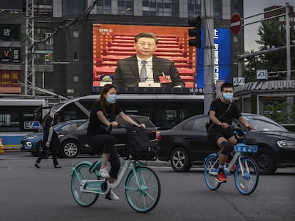 Una pantalla muestra al presidente chino, Xi Jinping, en una calle de Pekín.