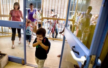 Entrada a la escuela barcelonesa Àgora, en Nou Barris, el primer día de clase.