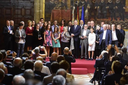 Los galardonados con el presidente de la Generalitat, Ximo Puig.