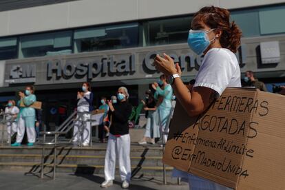 Un grupo de enfermeras se manifiesta en el exterior del hospital La Paz en Madrid este lunes.