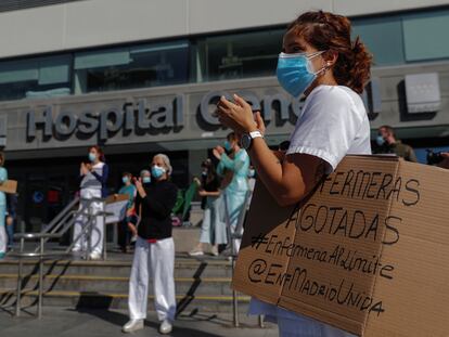 Un grupo de enfermeras se manifiesta en el exterior del hospital La Paz en Madrid este lunes.