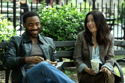 Donald Glover y Maya Erskine, en 'Mr. & Mrs. Smith'.