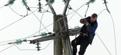 Operario reparando un cable de la compa&ntilde;&iacute;a el&eacute;ctrica RWE en Alemania.