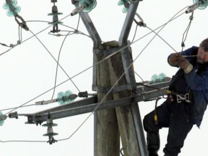 Operario reparando un cable de la compa&ntilde;&iacute;a el&eacute;ctrica RWE en Alemania.