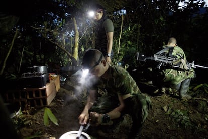 Los combatientes se preparan el desayuno a base de arroz, frijoles, salchichas y café, en su campo oculto en el estado de Antioquia.