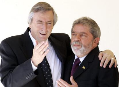 El ex presidente argentino Néstor Kirchner abraza a Lula en una cumbre de Mercosur celebrada en 2005.