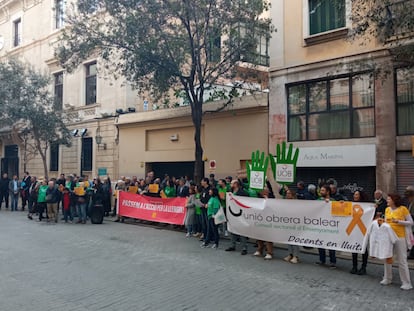 Plataforma per la Llengua davant del Parlament per la implantació del bilingüisme.