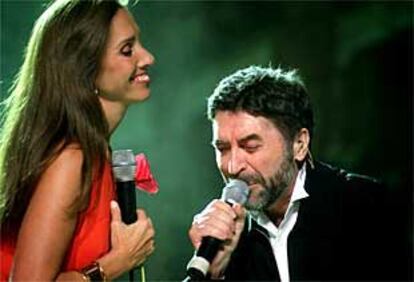 Ana Belén con Joaquín Sabina, en un momento del concierto celebrado en la plaza de toros de Las Ventas.