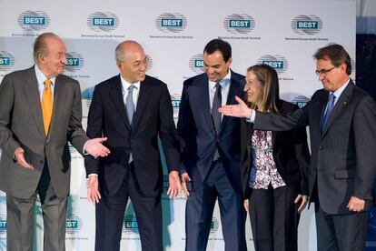 El rei Joan Carles I, amb el president de la Generalitat de Catalunya, Artur Mas, la ministra de Foment, Ana Pastor, i representants del grup empresarial xinès Hutchison en la inauguració al port de Barcelona de la nova terminal de contenidors, el 27 de setembre del 2012.