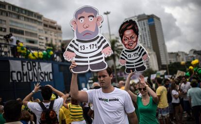 Participantes en la protesta contra Dilma Rousseff por las calles de Río de Janeiro (Brasil).