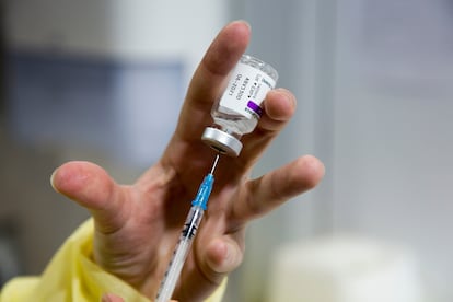 Preparación de una dosis de la vacuna de AstraZeneca en un centro de vacunación contra la covid en Luxemburgo.