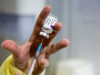 Preparación de una dosis de la vacuna de AstraZeneca en un centro de vacunación contra la covid en Luxemburgo.
