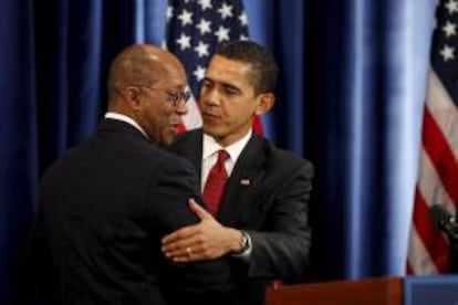 En la imagen, el presidente  estadounidense, Barack Obama (d), junto a Ron Kirk (i), a quien Michael Froman aspira a sustituir como representante de Comercio Exterior. EFE/Archivo