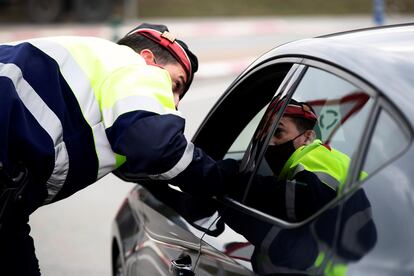 Uno de los 258 puntos de control de los Mossos por las nuevas restricciones en Cataluña.